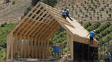 Personas construyendo una capilla