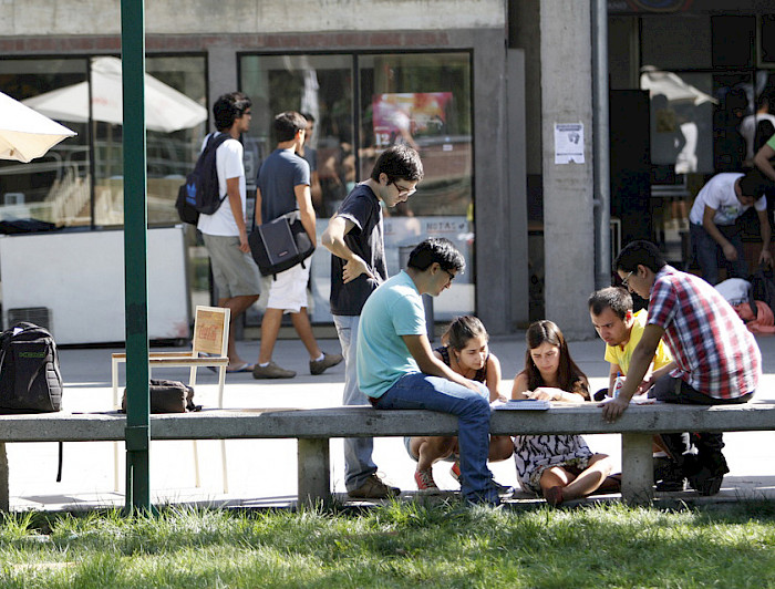 Alumnos en el patio.- Foto Dirección de Comunicaciones