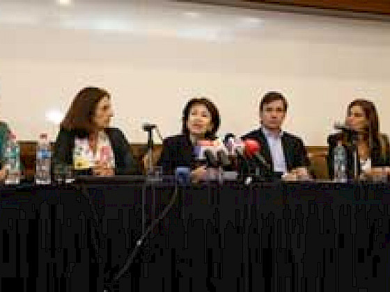 Profesionales que lideran las distintas unidades que trabajan en prevención de violencia sexual en contexto universitario y la promoción de la mujer en la UC, en sala de prensa.