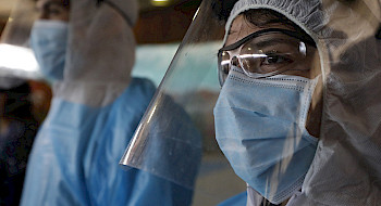 Investigadores del virus Ëbola en el laboratorio. Foto Dirección de Comunicaciones