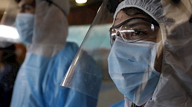 Investigadores del virus Ëbola en el laboratorio. Foto Dirección de Comunicaciones