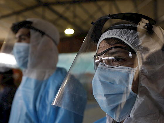 Investigadores del virus Ëbola en el laboratorio. Foto Dirección de Comunicaciones