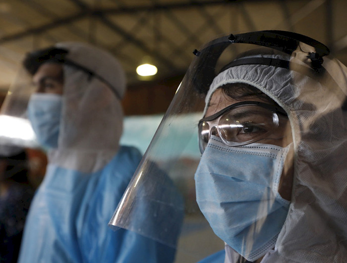 Investigadores del virus Ëbola en el laboratorio. Foto Dirección de Comunicaciones