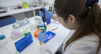 Investigadora analiza una muestra en laboratorio.