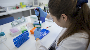 Investigadora analiza una muestra en laboratorio.