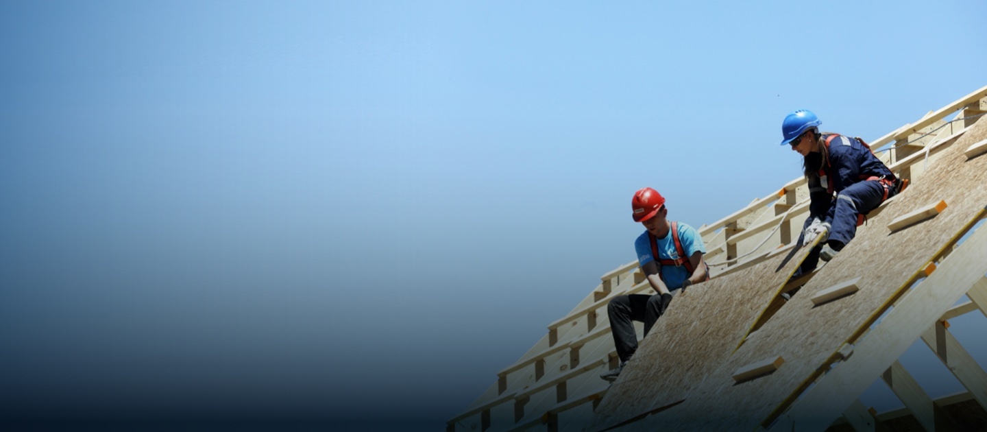 Jóvenes voluntarios construyen una capilla.