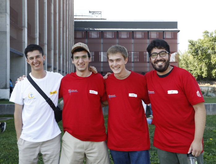 Cuatro voluntarios de misiones y trabajos en Campus San Joaquín.