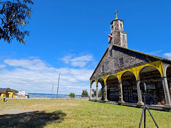 Frontis de Iglesia de Quinchao junto a un instrumento de registro.