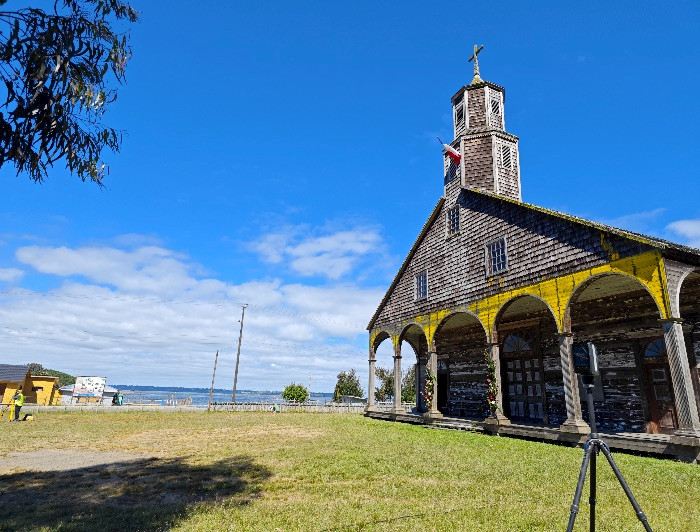 Frontis de Iglesia de Quinchao junto a un instrumento de registro.