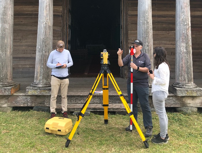 Equipo de investigadores realizando digitalización de una iglesia en Chiloé.