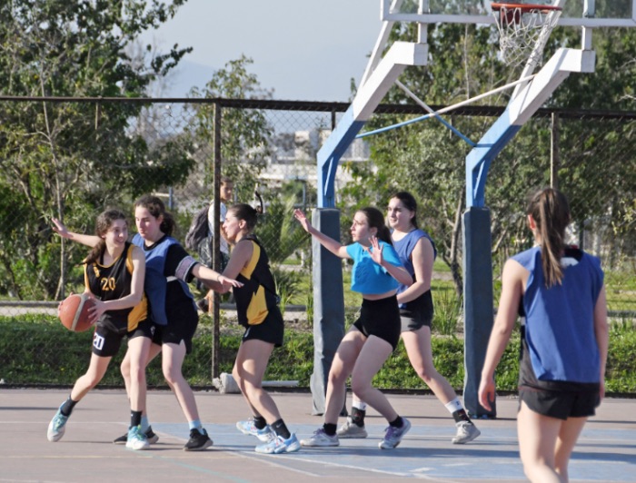 Estudiantes juegan básquetbol 