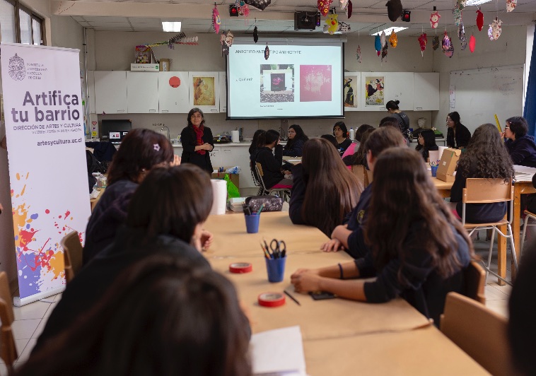 Estudiantes del Colegio Arturo Toro Amor, de Independencia, en su sala de clases, durante el taller de arte de Artifica tu Barrio.