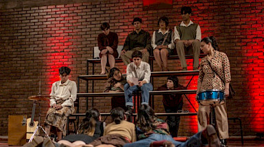 Actores sobre el escenario protagonizando el musical El Golpe.