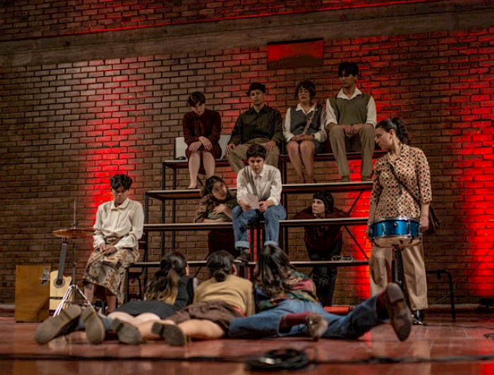 Actores sobre el escenario protagonizando el musical El Golpe.