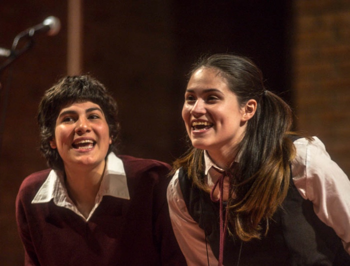 Dos estudiantes de Teatro durante la actuación en el musical El Golpe.