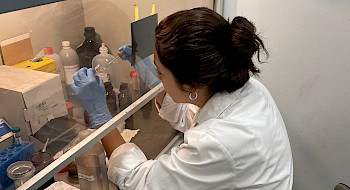 Silvina Galván, en la Unidad de Microscopía Avanzada. Foto FCB