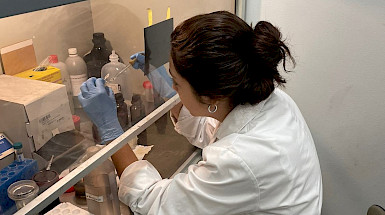 Silvina Galván, en la Unidad de Microscopía Avanzada. Foto FCB
