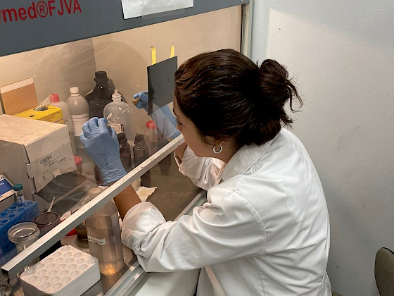Silvina Galván, en la Unidad de Microscopía Avanzada. Foto FCB
