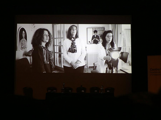 La muestra "AtreVIDAS, 40 mujeres, 40 historias", se mantendrá hasta el 5 de abril en la Galería de Arte del Centro de Extensión UC.