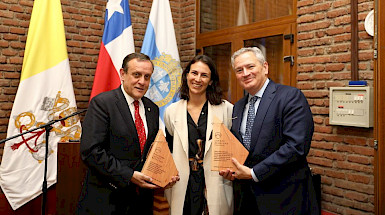 From left to right: President of UC Chile, Ignacio Sánchez, Executive Director of the Luksic Scholars Foundation, Isabella Luksic, and Vice President & Associate Provost for Internationalization of the University of Notre Dame, Michael Pippenger.