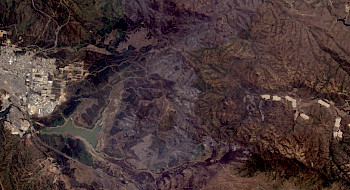 Imagen satelital que mmuestra en rojo áreas afectadas por los incendios en la Quinta región