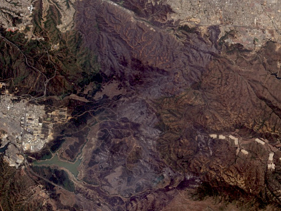 Imagen satelital que mmuestra en rojo áreas afectadas por los incendios en la Quinta región