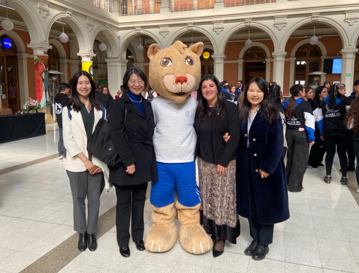 Parte de la delegación de la Universidad de Tsinnghua junto a la vicerrectora Lilian Ferrer y Pangui.