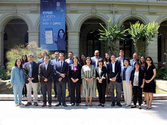 Delegation of researchers from Tsinghua University together with academics and UC Chile authorities at the UC Chile Central Campus. (Photo credit: Pía Billa)