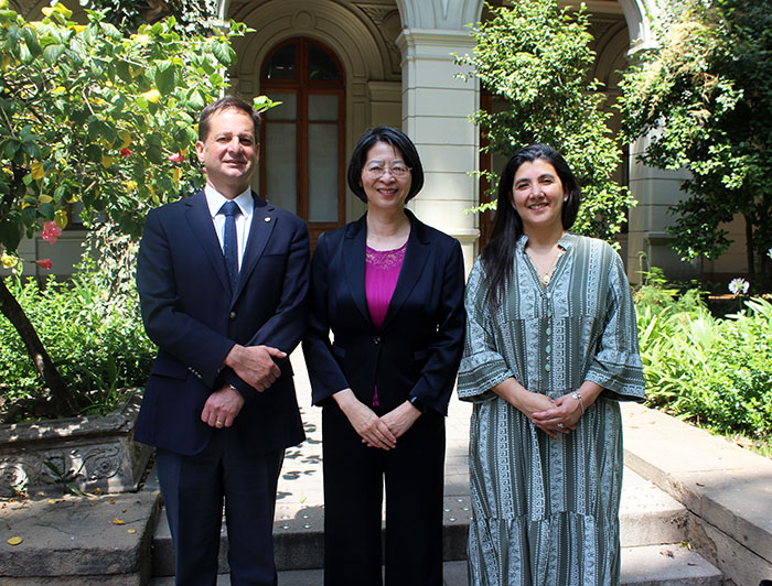 El vicepresidente de Investigación, Pedro Buchon, junto a Taotao Chen de la Universidad de Tsinghua y la vicerrectora de Asuntos Internacionales, Lillian Ferrer, en el patio del Campus Central UC Chile.