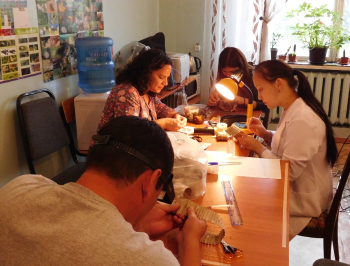 La profesora Tania Taviezo trabajando en una sala en Kazajstán junto a sus colaboradores. 