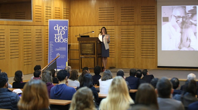 La subsecretaria Carolina Torrealba presentó la charla magistral “La búsqueda por el conocimiento en Chile – Fragmentos”. Durante su intervención se habló sobre el proceso de desarrollo de la investigación científica en nuestro país.