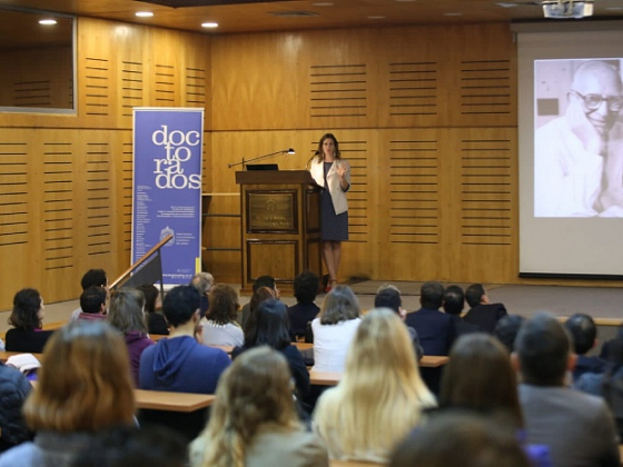 La subsecretaria Carolina Torrealba presentó la charla magistral “La búsqueda por el conocimiento en Chile – Fragmentos”. Durante su intervención se habló sobre el proceso de desarrollo de la investigación científica en nuestro país.