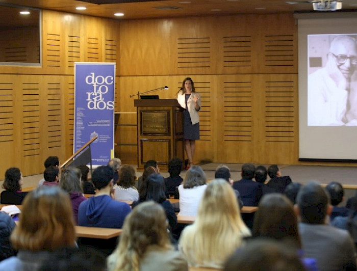 La subsecretaria Carolina Torrealba presentó la charla magistral “La búsqueda por el conocimiento en Chile – Fragmentos”. Durante su intervención se habló sobre el proceso de desarrollo de la investigación científica en nuestro país. 