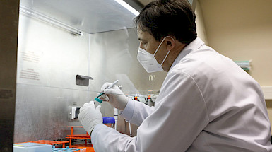 investigador Alexis Kalergis en su laboratorio.- Foto Dirección de Comunicaciones.