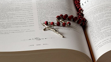biblia con rosario encima