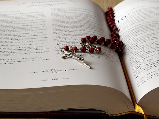 biblia con rosario encima