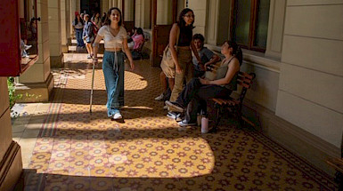 Alumnas en patio Casa Central. Foto Karina Fuenzalida