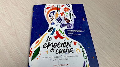 libro azul con dibujos de colores