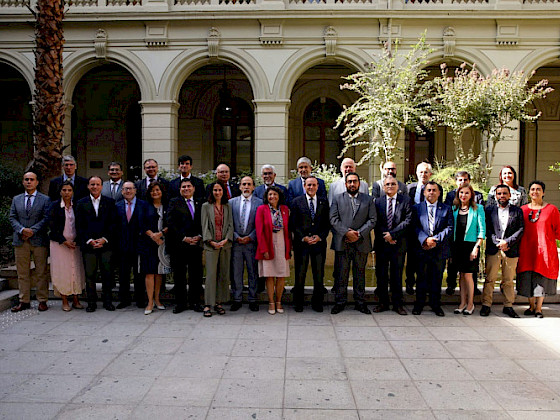Grupo de rectores y rectoras participantes de la reunión del CRUCH.