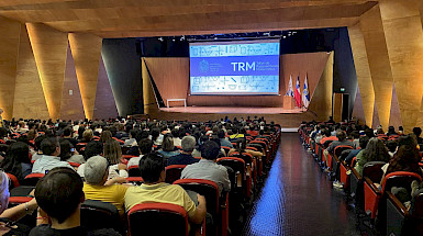 Estudiantes sentados en auditorio