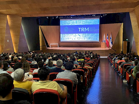 Estudiantes sentados en auditorio