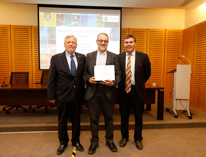 El profesor de la Universidad de Concepción José Luis Arumi (al centro) sosteniendo un diploma junto al prorrector de Gestión Institucional Patricio Donoso y el director de la Cátedra Antofagasta Minerals Jorge Gironás (derecha).