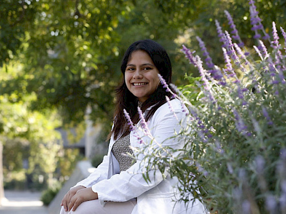 mujer sentada en el jardin