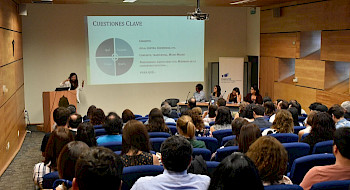 Imagen del salón y los asistentes al Seminario de Buenas prácticas en la formación ciudadana de las escuelas.
