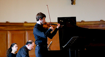 El joven violinista Nathan Meltzer, junto al pianista Luis Alberto Latorre, deslumbraron al público con interpretaciones de Bach, César Franck y Claude Debussy.