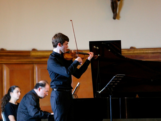 El joven violinista Nathan Meltzer, junto al pianista Luis Alberto Latorre, deslumbraron al público con interpretaciones de Bach, César Franck y Claude Debussy.