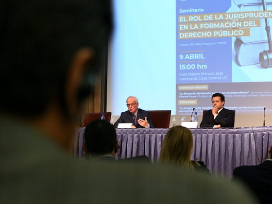 A la izquierda, el profesor de Derecho Público de la Universidad de París I Panthéon-Sorbonne, Étienne Picard, durante su ponencia  “La formación del derecho público por la jurisprudencia”, y el decano de la Facultad de Derecho, Gabriel Bocksang.