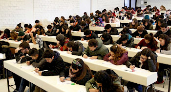 Estudiantes realizando un ensayo PSU