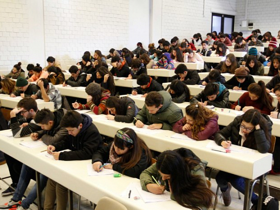 Estudiantes realizando un ensayo PSU