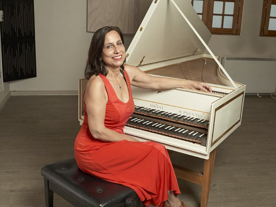 La académica UC, Verónica Sierralta, será protagonista los días 24 y 25 de abril, cuando presentará "Bach y Mozart al clave", un programa interpretado por completo en clavecín, instrumento que luego de su apogeo en el Barroco, fue reemplazado paulatinamente por el fortepiano, el cual permitiría una mayor gradación dinámica y la posibilidad de realizar efectos expresivos.